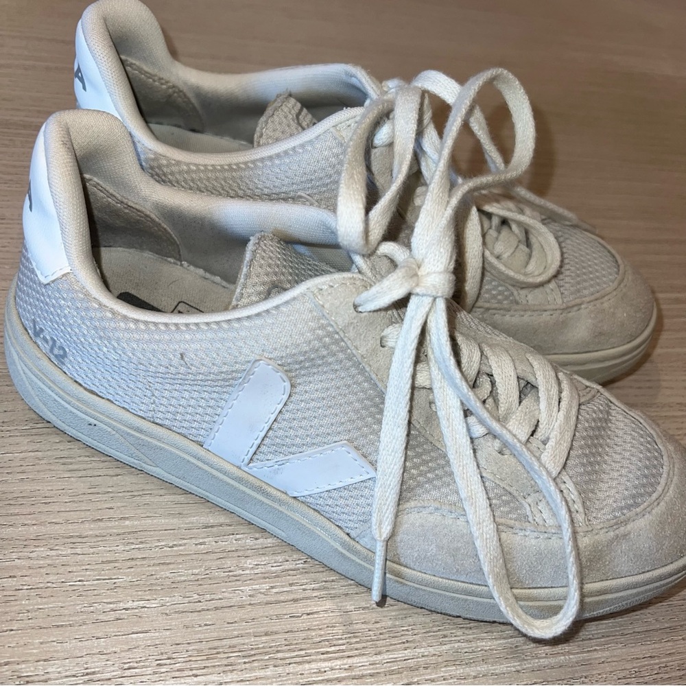 Veja V-12 Sneaker in natural/white